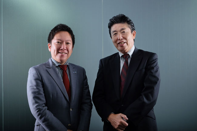 藤田恭嗣・メディアドゥ社長(左)と板東浩二・NTTぷらら社長(右)