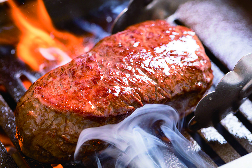 焼肉で肉を裏返すタイミングの「正解」はこれだ!