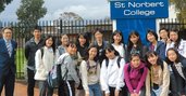「自学自習」「自治自律」の精神の下独自の英語教育や選択プログラムを提供