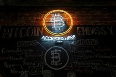 ビットコインにインフレの洗礼、ヘッジ効果に疑問