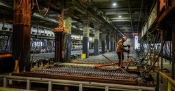 手のひらで溶ける金属ガリウム、米が増産で中国に対抗