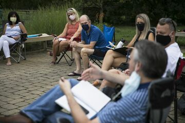 会議は公園のベンチで、コロナ下の対面求め
