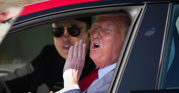 テスラ株暴落でもマスクはニンマリ?トランプとの蜜月で手にした「おいしすぎる利権」