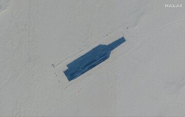 中国軍が砂漠に米空母の実物大模型、ミサイル訓練用か
