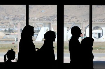 タリバン支配脱出への切符、生死分ける選別リスト