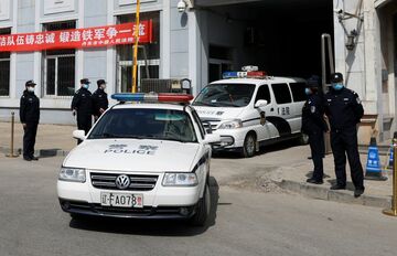 中国でスパイ容疑のカナダ人、審理終了　判決は出ず