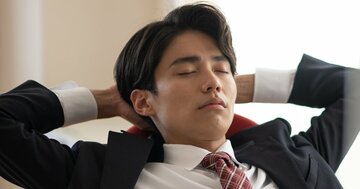 「仕事中に睡魔が…」→コーヒーより効く“意外な眠気ざまし”とは？【明治大教授が解説】