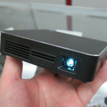 LightningでiPhoneをミラー表示できるポータブルプロジェクター