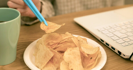 ポテチを箸で？スマホ時代に苦慮するスナック菓子業界 片手で食べられる商品などを開発