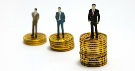 氷河期世代の平均年収が、逃げ切り世代より「84万円」少ない上に、税・社会保険料の負担増でさらに「手取り減」の悲劇