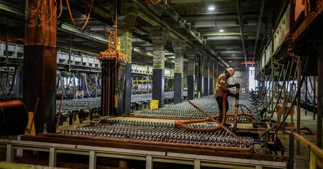 手のひらで溶ける金属ガリウム、米が増産で中国に対抗