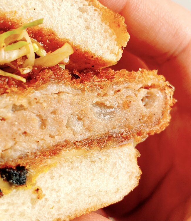 「やたらうまいぞ」「アタリが来た」モスバーガーの“期間限定メニュー”肉肉しさがたまらない！「反則でしょ」「レギュラー入りして」《実食レビュー》