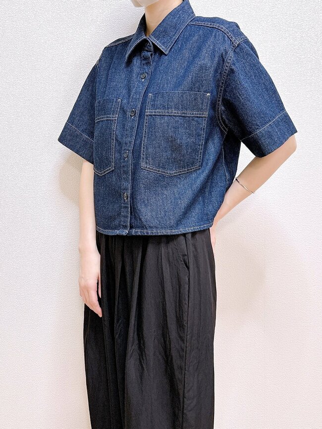 「好きすぎて色違いも購入」ユニクロの“体型を隠せるシャツ”きれいなシルエットで羽織るだけでオシャレ！「店舗で一目惚れしました」「60代でもおしゃれに着られる」