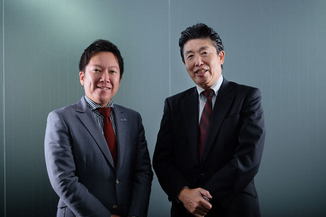 藤田恭嗣・メディアドゥ社長（左）と板東浩二・ＮＴＴぷらら社長（右）