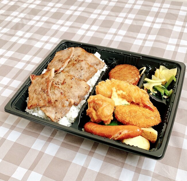 おかずの量がおかしいって…！ほっともっとの“よくばり弁当”ステーキ6枚、エビフライ、から揚げ、メンチはやりすぎだよ！「肉祭りみたい」「インパクトでけぇ…」