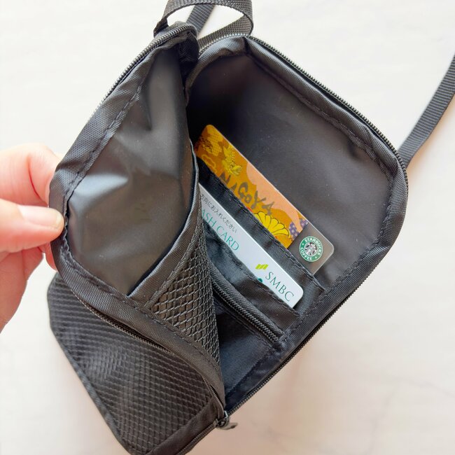 もう普通の財布に戻れないかも…！ダイソーの「手ぶらで持てる財布」カード15枚とスマホが入って天才すぎる！