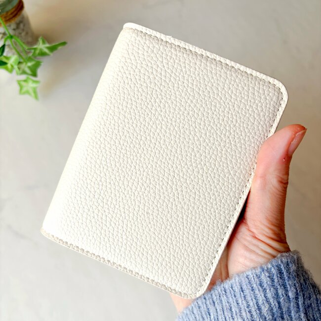 カードや診察券が30枚入った…!3COINSの“ガバッと開くカードケース”現金もカギも収納できて優秀!「見やすく取り出しやすい」「色違いで2色購入」