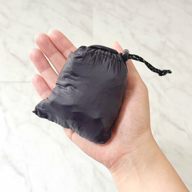 「店頭で見つけて即買い」3COINSの“めちゃ軽ショルダーバッグ”1泊分の荷物が入って便利！「くしゅっとしまえる」「色違いも購入しよう」《購入レビュー》