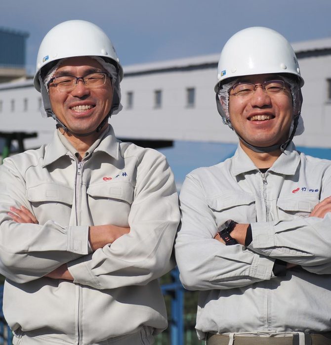 伊藤忠製糖のヒット商品「沖縄・奄美のきびオリゴ」を生んだ平林(左)と竹内。