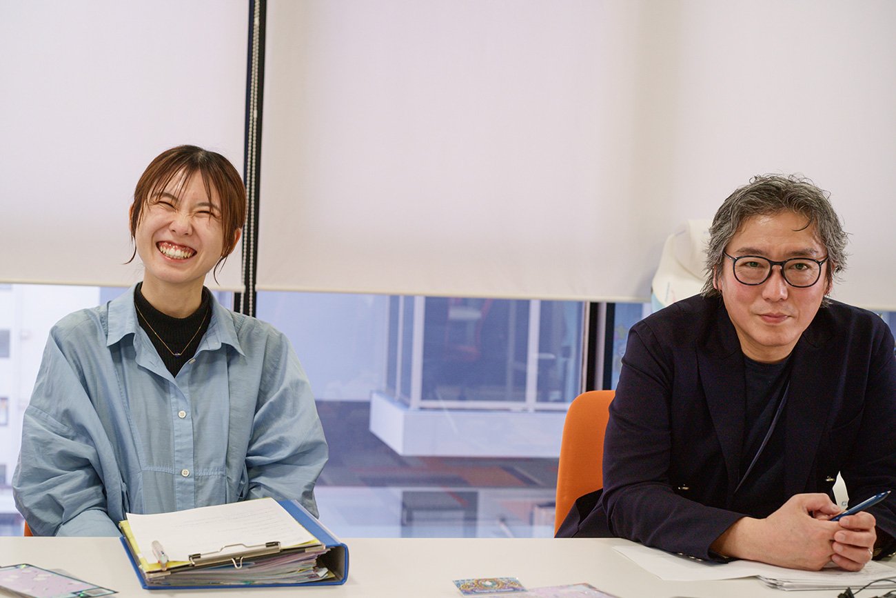 画像：株式会社クーリア開発部デザイナーの山崎菜央さん（左）と社長室室長の倉掛誠一さん（右）