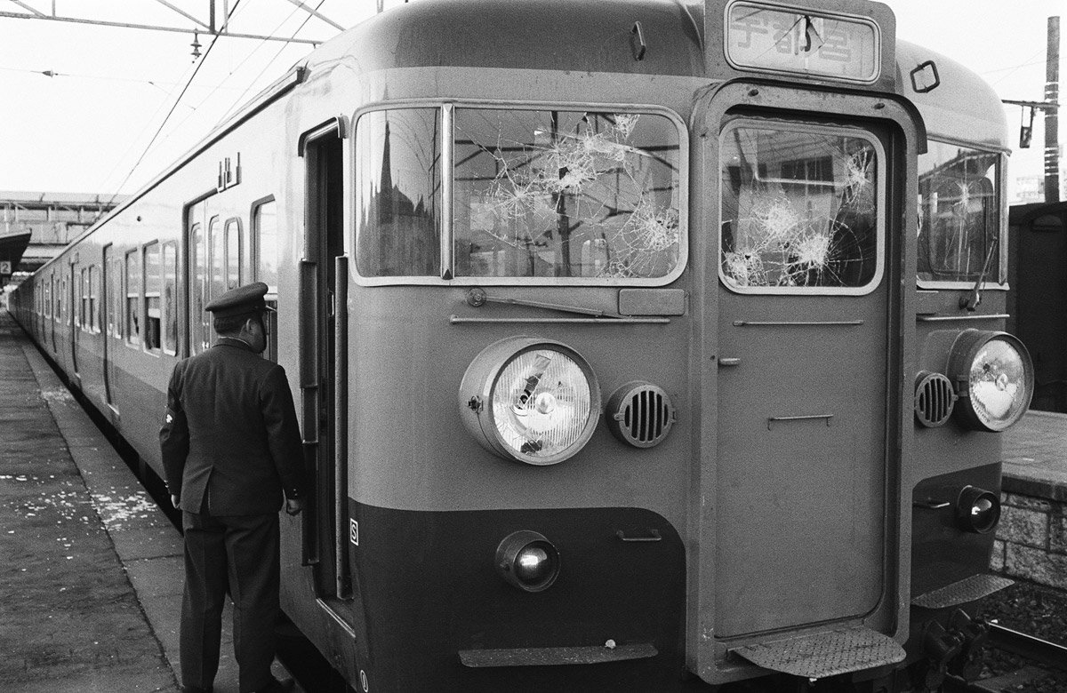 乗客の投石で窓ガラスが割られた電車