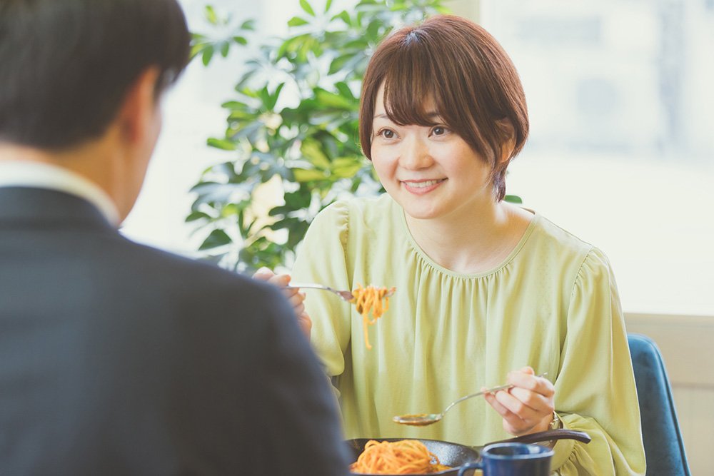 女性と食事をする男性