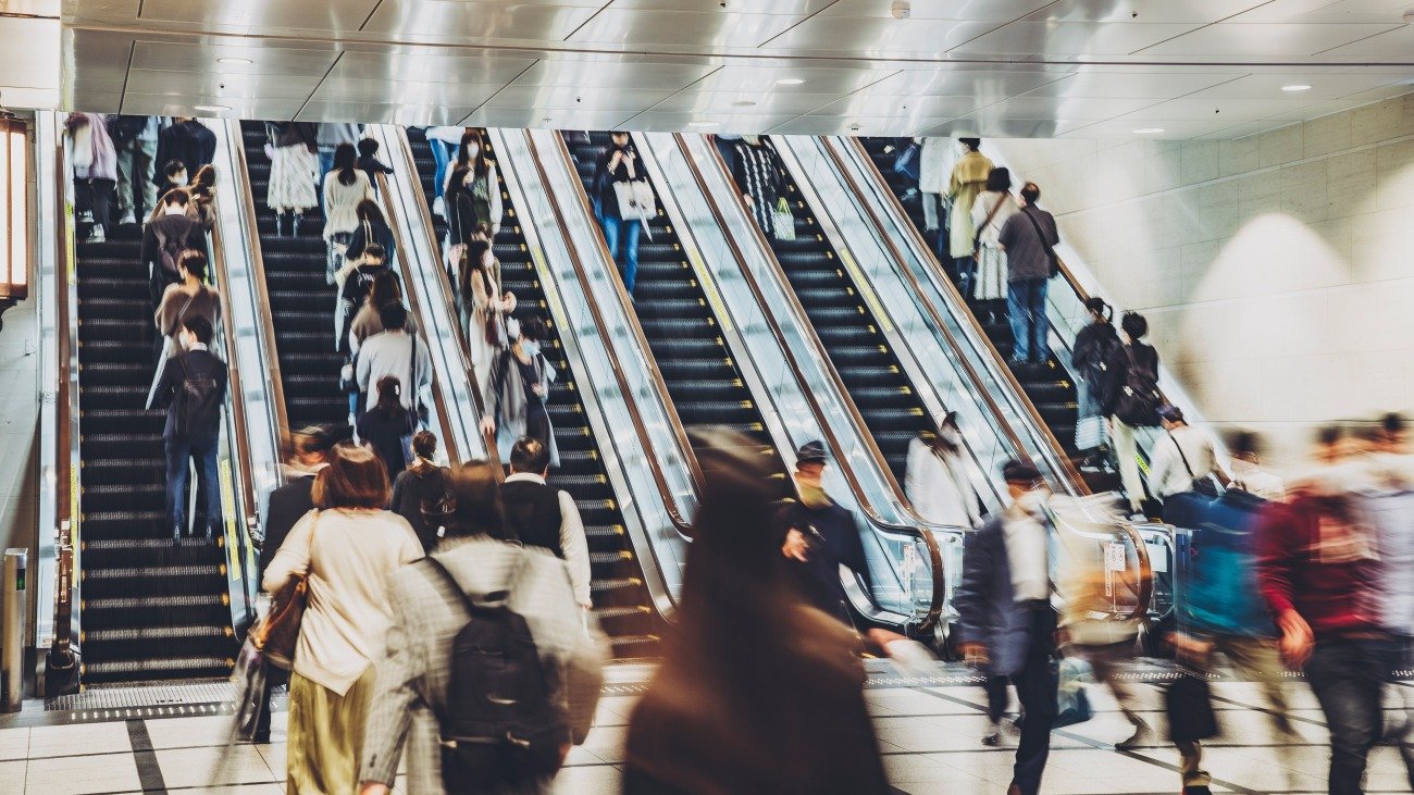 マナーを理解できない外国人も…日本人が過剰に気にする“エスカレーター片側空け”の知られざる秘密