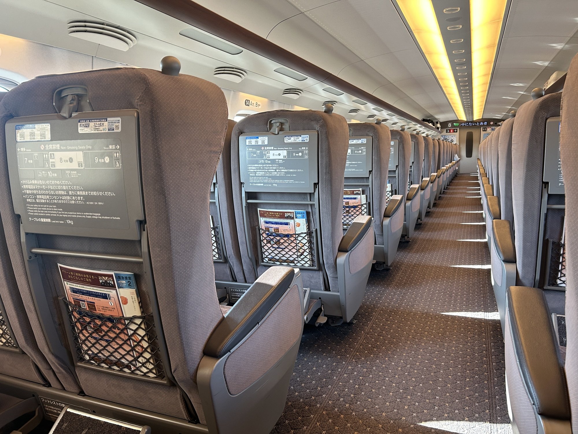「ここ私の席なんですけど…」新幹線で自分の指定席に見知らぬ外国人が･･･車掌の説得にも「衝撃の行動」にア然