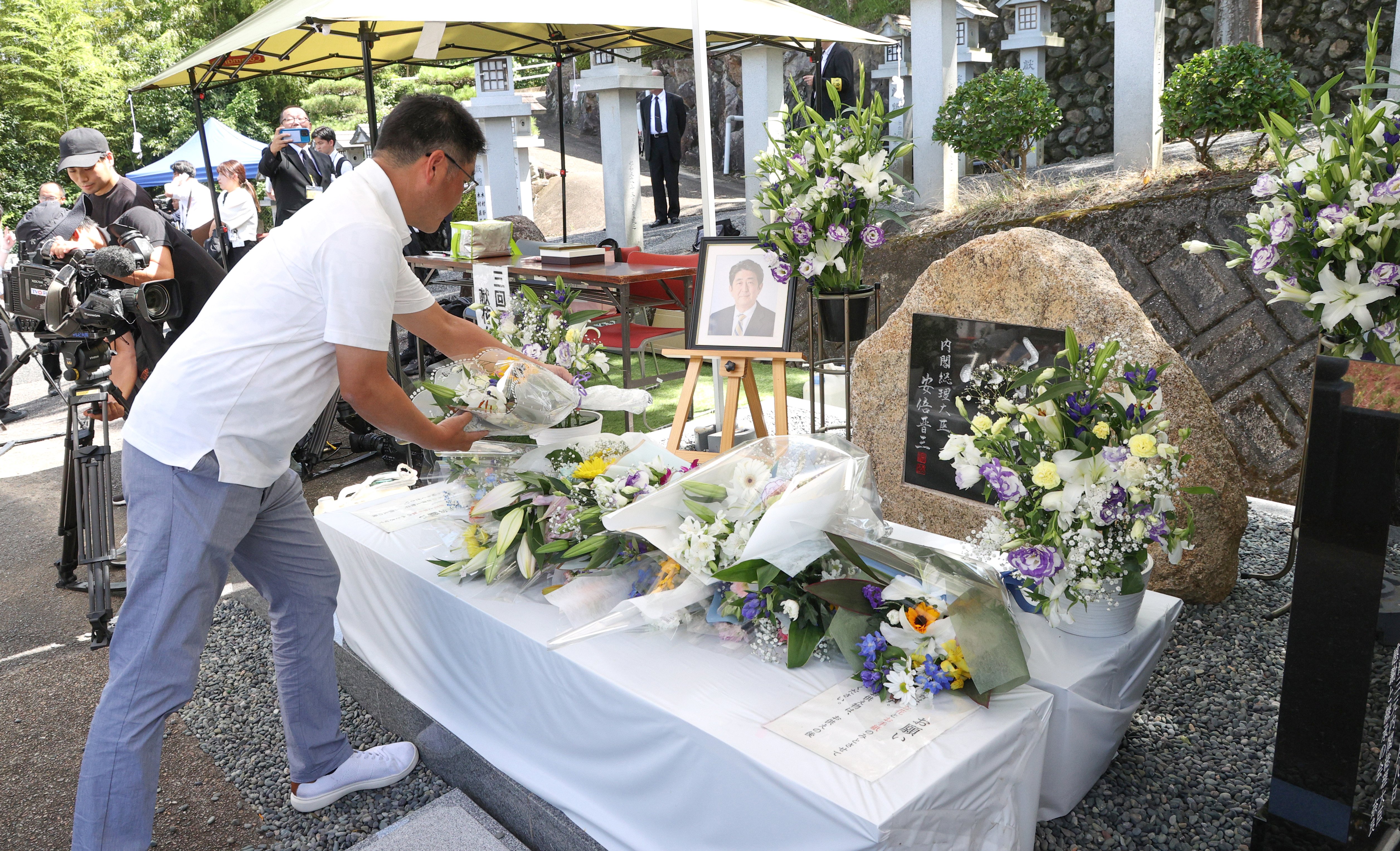 安倍元首相銃撃から2年たっても変われない日本、「暴力の狂気」への同情はいつ消え去るのか?