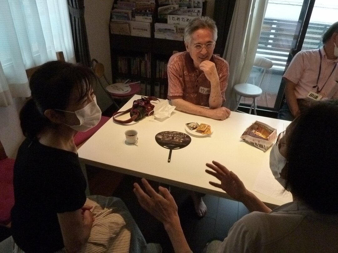 認知症の人や家族の暮らしに知恵を出し合う場「認知症カフェ」とは