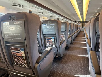 「ここ私の席なんですけど…」新幹線で自分の指定席に見知らぬ外国人が･･･車掌の説得にも「衝撃の行動」にア然