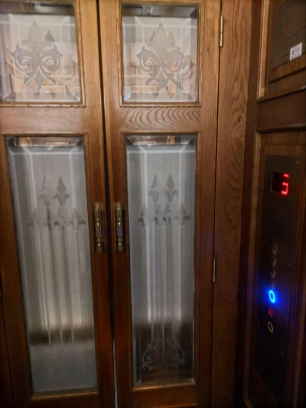 エレベーターの内側はこんな感じ（提供＝筆者）

