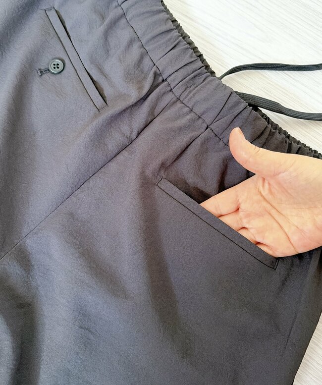 「ほんと、涼しい！」無印良品の“風を通すワイドパンツ”サラッとして気持ちいい！「着丈も丁度いい」「酷暑日に活躍すること間違いなし」