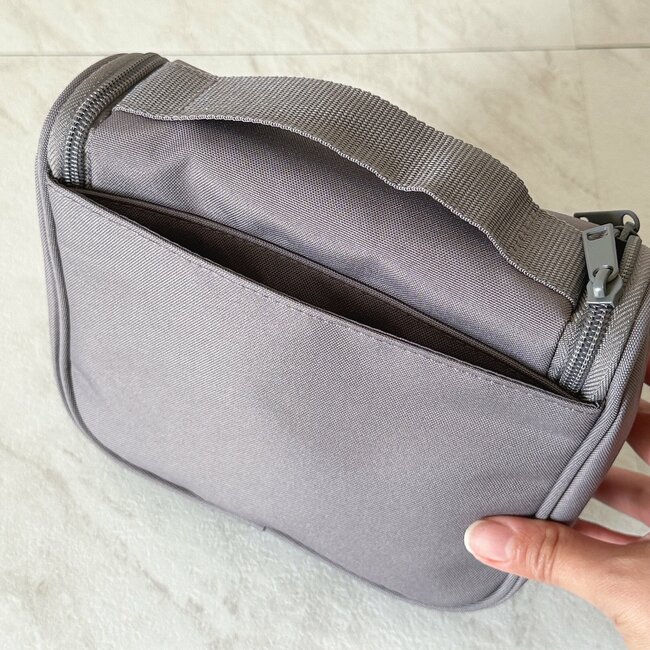 「一度使うと手放せない」「家族全員が愛用中」無印良品の“大容量ポーチ”スキンケアやコスメがたっぷり入って優秀！「旅行の必需品」