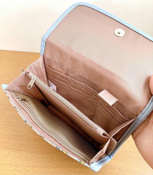 【しまむら】お薬手帳と診察券45枚がスッポリ！1089円の「ポケットたくさんケース」昭和レトロなデザインがたまらない！《購入レビュー》