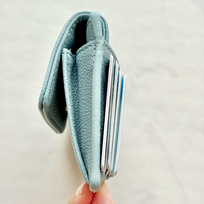 【ダイソー姉妹店】普通の財布に戻れないかも…！330円の「ぺたんこ財布」カード17枚やカギが収納できて嬉しい！《購入レビュー》