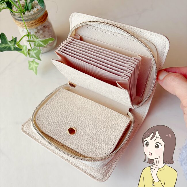 カードや診察券が30枚入った…!3COINSの“ガバッと開くカードケース”現金もカギも収納できて優秀!「見やすく取り出しやすい」「色違いで2色購入」