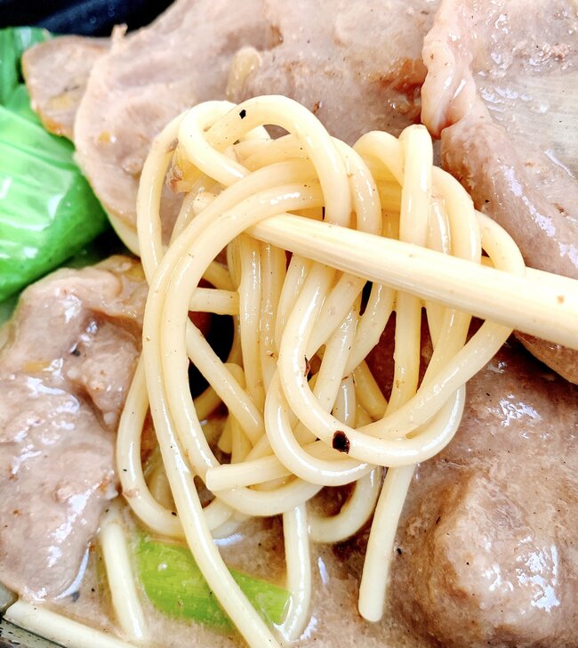 いくらなんでも盛りすぎだよ…!ほっともっとの“よくばりメニュー”お肉2倍盛りのインパクトがすごすぎる!「うますぎる」「リピ確」「神とさせていただきます」
