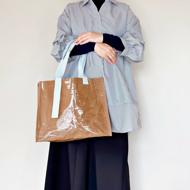 1泊分の荷物が入った…!コメダ珈琲の「めちゃ軽トートバッグ」さりげないメニュー柄がかわいいし、マチ広で収納力バツグン!