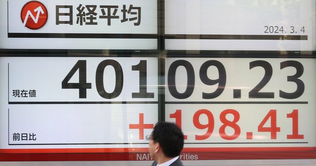 史上初めて終値が4万円を超えた日経平均株価を示すモニター＝4日午後、東京都中央区　