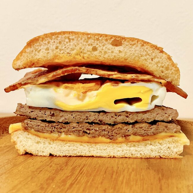 【マック】「ばかウマでした」17時から頼める“やけくそバーガー”肉もチーズも入れすぎだよ!「マジでお昼も食べたい」「満腹になりました」《実食レビュー》