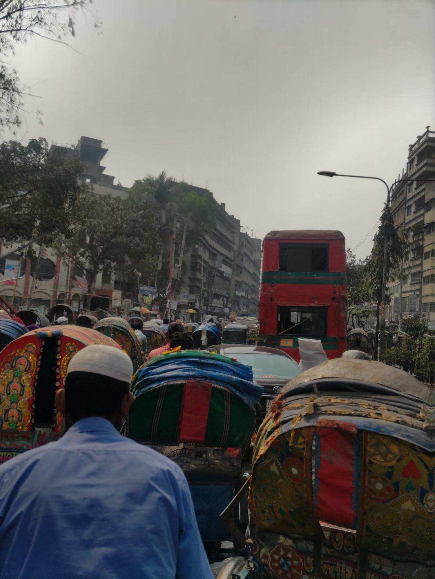 まるでマリオカート。何でもありのバングラデシュの交通事情（提供=筆者）