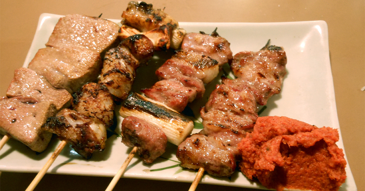 安い酒場のメッカ、新宿西口の横丁でもつ焼きの職人芸を味わう