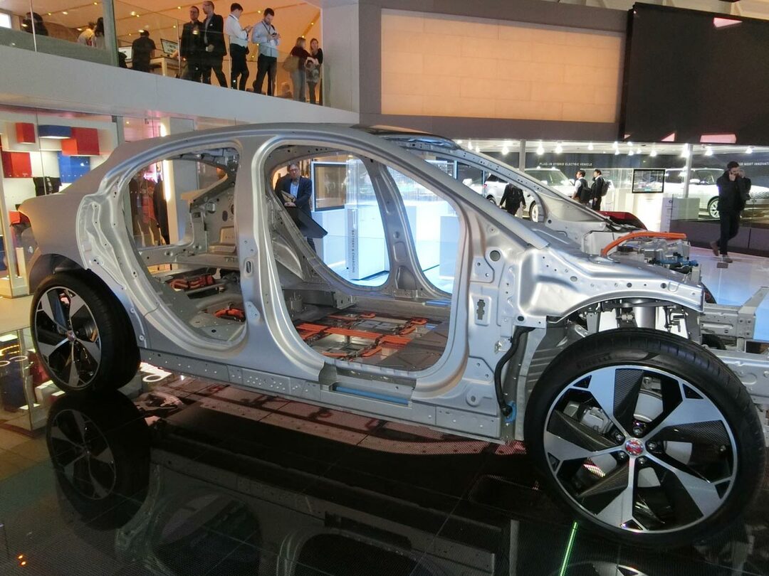 I-PACEの車体骨格。床面にリチウムイオン二次電池を90kWh搭載