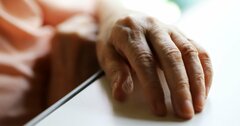 「自分が妻を殺しました」介護疲れの夫の嘘、浴槽で溺没した妻の愛に涙が止まらない