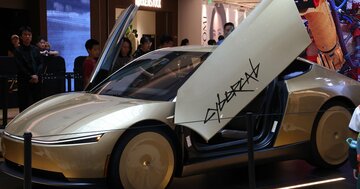 テスラのヒト型ロボット販売、来年開始めざす　マスク氏表明