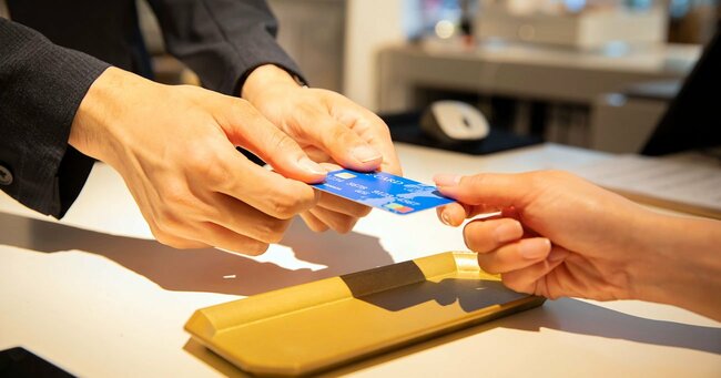 クレジットカードや電子マネーなど、キャッシュレス決済はポイントが貯まっておトク。それは間違いではないのですが…… Photo：PIXTA