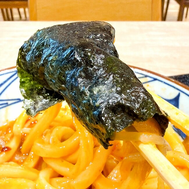 背徳感ヤバすぎるって…!丸亀製麺の“てんこ盛りメニュー”お腹いっぱいになって大満足!「実にジャンキー」「明日も食べたい」