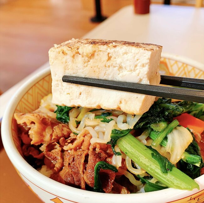 もう普通の牛丼に戻れないかも…すき家の“よくばり限定メニュー”生卵もセットになってて贅沢すぎる！「完璧な味」「すき家で1番好きかも」「具沢山で美味しかった」《実食レビュー》