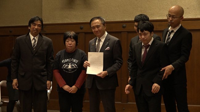 津久井やまゆり園事件についての怒りを要望書に込めて、黒岩祐治知事に手渡した